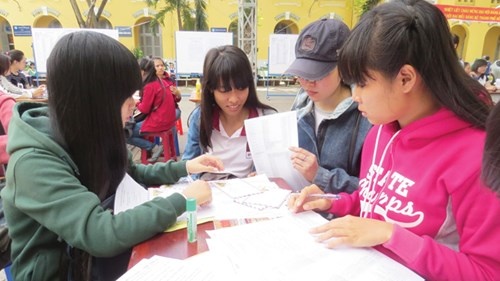 Thi sinh tang toc nop ho so xet tuyen dai hoc hinh anh