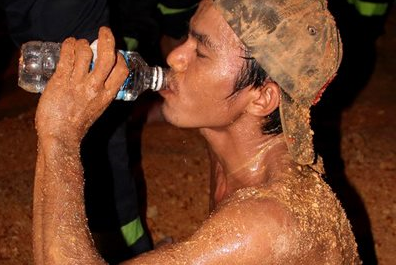 'Nguoi hung' dao gieng cuu be 7 tuoi lay dong dan mang hinh anh