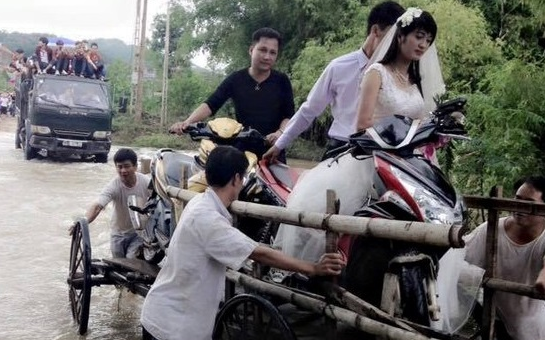 Nhung buc anh co dau, chu re vuot qua nuoc lu hut dan mang hinh anh