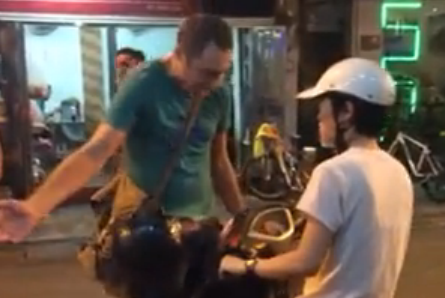 Clip chang Tay ngan co gai chay xe vao pho di bo hinh anh