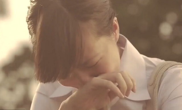 Nguoi me don than chay xe may mot minh di sinh con hinh anh