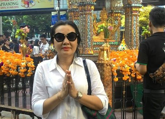 Co gai vui mung khi biet tin me an toan sau vu no o Thai Lan hinh anh