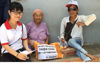 Chang trai khuyet tat me lam tu thien hinh anh