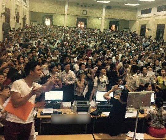 Anh nghin nguoi chen chan ngay xet tuyen cuoi duoc chia se hinh anh