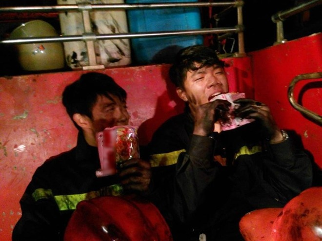 Nhung nguoi hung tham lang khien dan mang xuc dong hinh anh