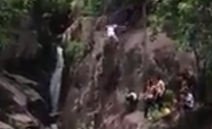 Clip thanh nien nhay xuong suoi da nguy hiem bi chi trich hinh anh