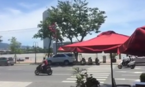 Clip tai xe day xe may ra nang lay bong mat hut 7.000 like hinh anh