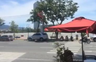 Clip tai xe day xe may ra nang de chiem bong mat do oto hinh anh