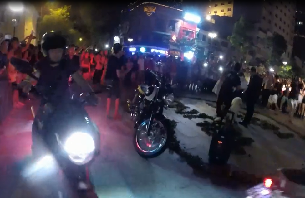 Clip man cau hon bang moto, hoa hong... tren pho di bo Nguyen Hue hinh anh