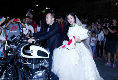 Man cau hon lang man bang moto tren pho di bo hinh anh