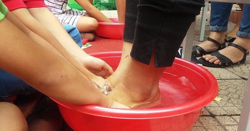 Ha Noi: Tre dam lung, rua chan cho bo me hinh anh