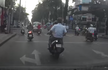 Clip cuop giat giay chuyen tai duong pho Sai Gon hinh anh