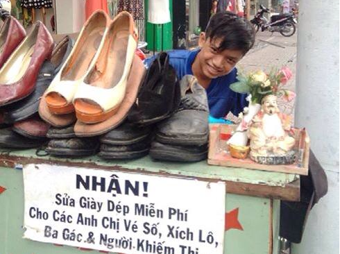 9X Sai Gon sua dep mien phi cho nguoi ngheo gay xuc dong hinh anh