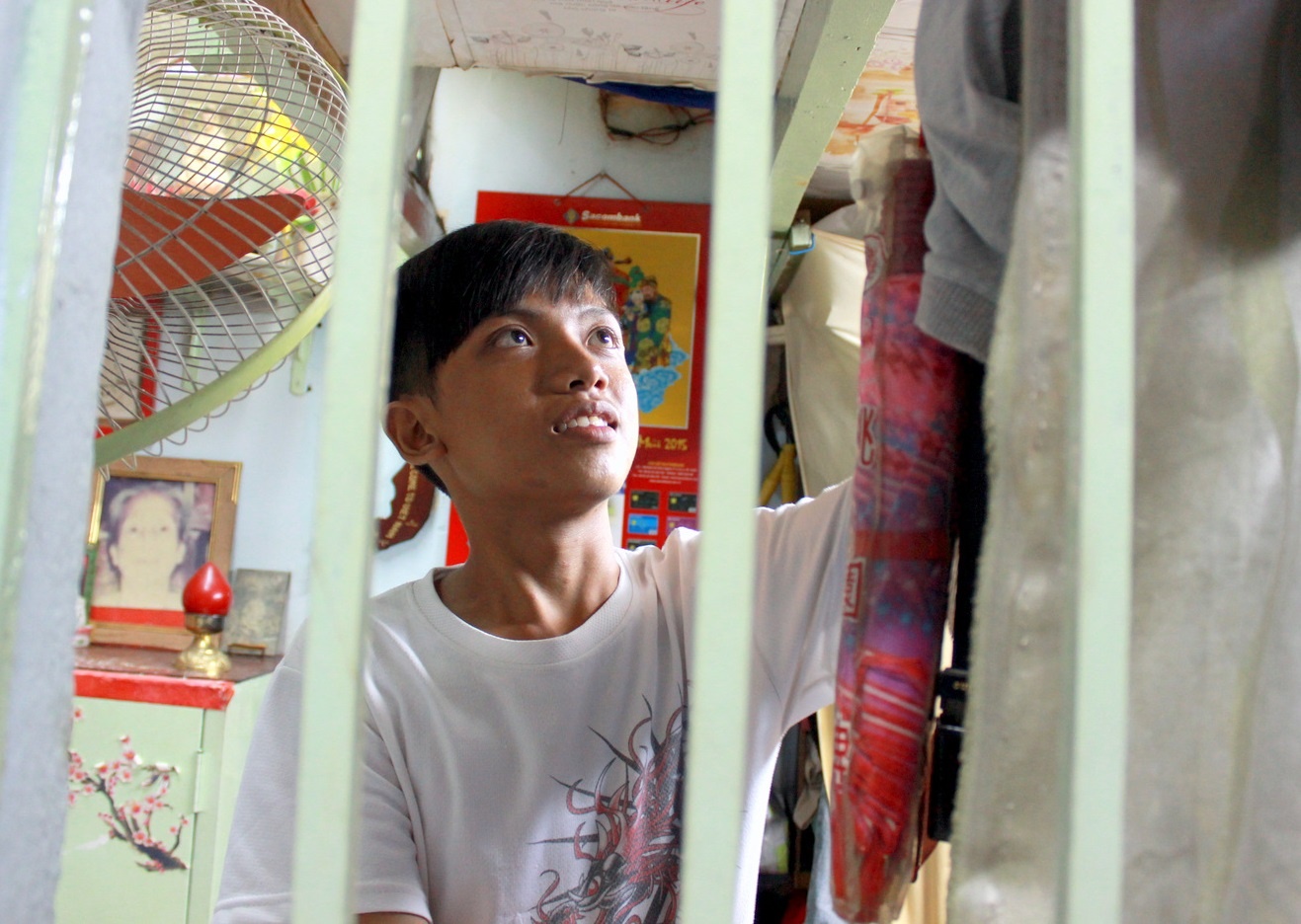 Cuoc song cua 9X sua giay mien phi cho nguoi ngheo o Sai Gon hinh anh