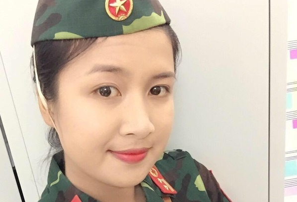 Doi thuong cua si quan xinh dep gay chu y trong le dieu binh hinh anh