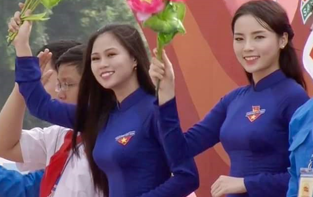 Chan dung co gai dung canh Ky Duyen trong le dieu hanh 2/9 hinh anh