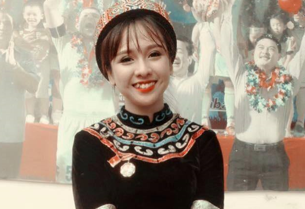 Co gai trong trang phuc dan toc noi tieng sau le dieu binh hinh anh