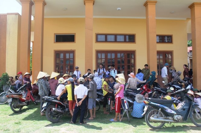 Cho con nghi hoc de phan doi sap nhap truong hinh anh