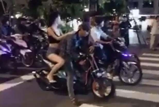 Dua xe nao loan tren pho di bo chi la canh quay phim hinh anh