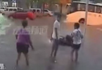 Nguoi dan ong te xuong duong do troi mua bi moi nguoi bo mac hinh anh