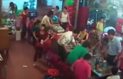 Nguoi phu nu ban ve so trom dien thoai cua khach trong quan an hinh anh