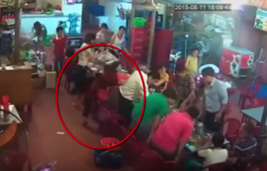 Nguoi phu nu ban ve so trom dien thoai cua khach hinh anh