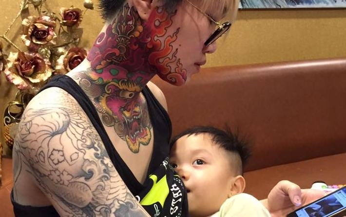 Ba me tre Ha thanh xam hinh ky lan len co va mat hinh anh