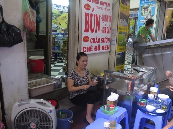 Co gai Ha Noi tot nghiep DH Luat ra ban… bun dau mam tom hinh anh