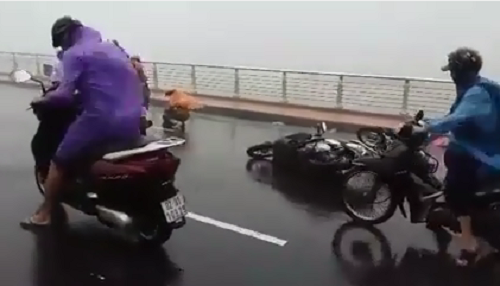 Nhieu xe may nga tren cau Tran Thi Ly, Da Nang hinh anh