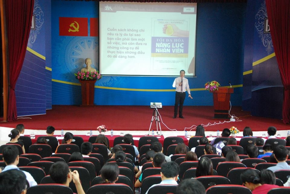 Tien si di boc lac thue: Cai da day doi reo ten bat cu ai! hinh anh