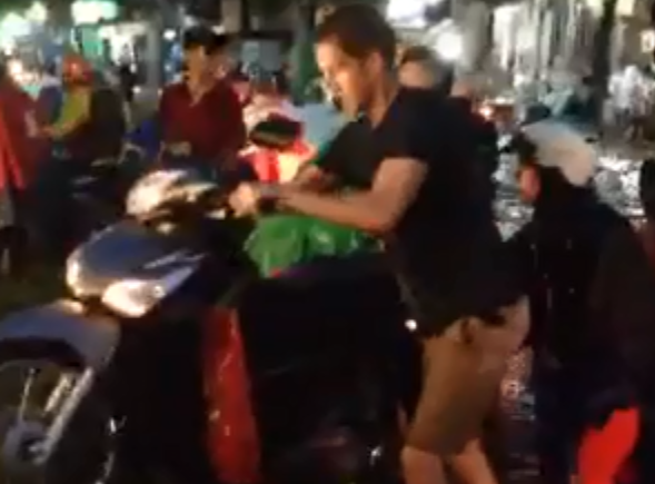 Hai chang Tay loi nuoc khieng xe chet may giup nguoi dan hinh anh