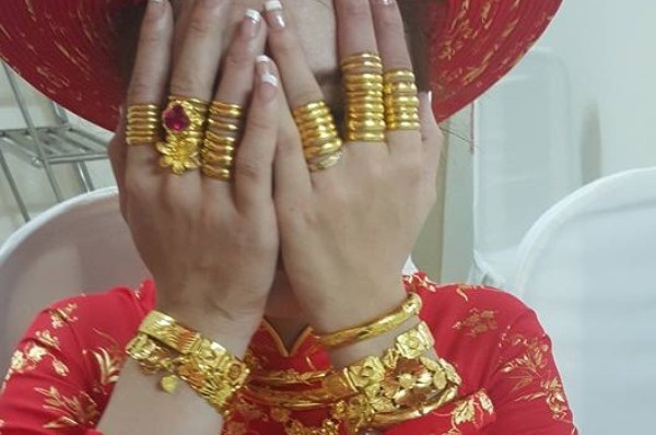 Co dau, chu re Quang Nam deo nhieu vang trong le cuoi hinh anh