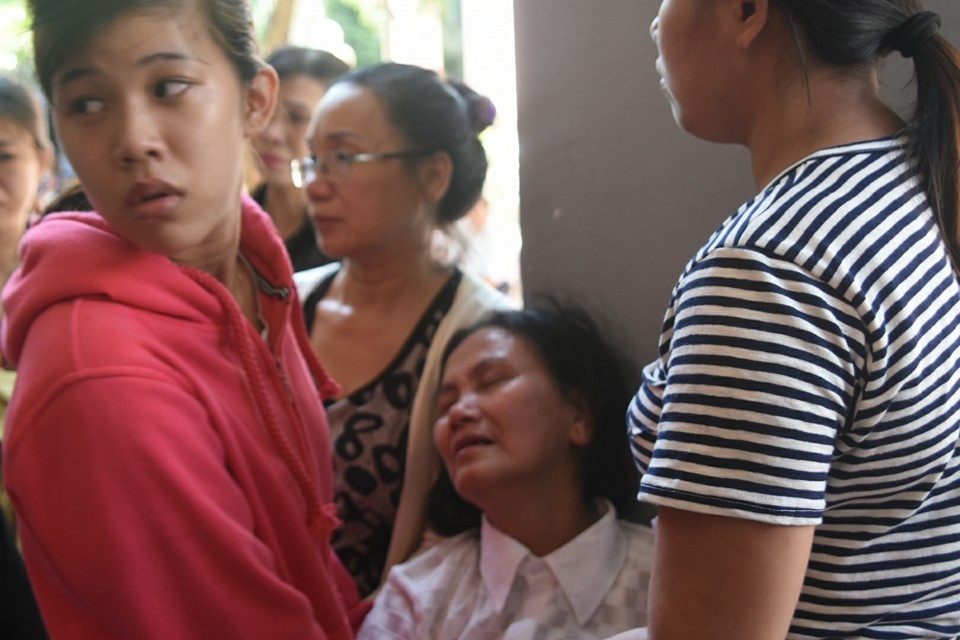 Me Ngoc Nu ngat xiu ben linh cuu con gai hinh anh