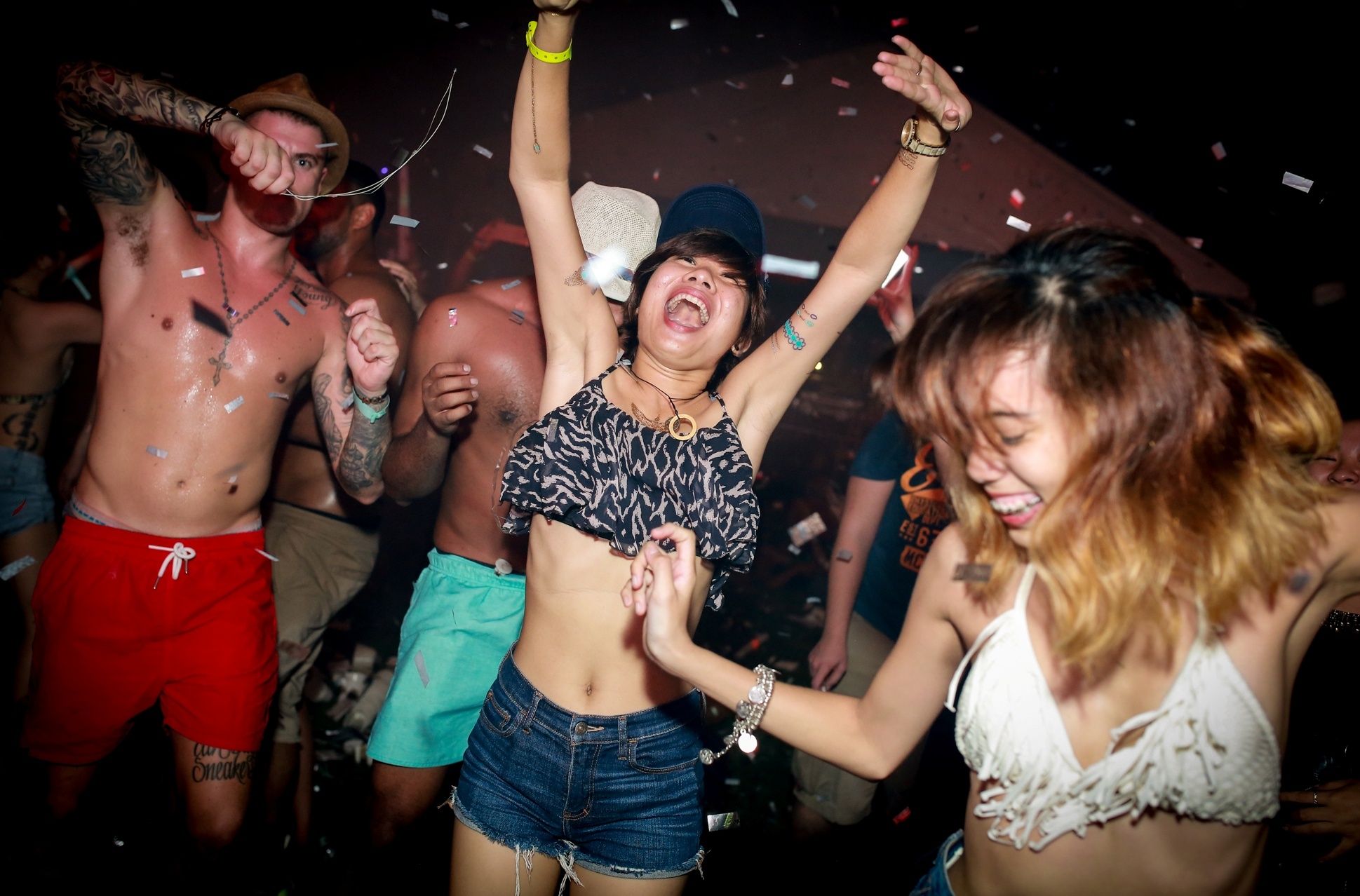 6.000 ban tre quay cung cac phu thuy am thanh hinh anh