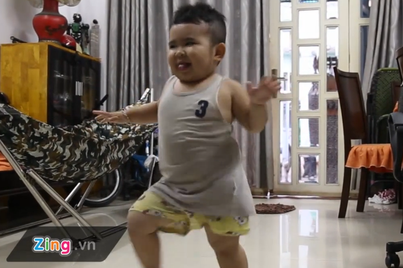 Ku Tin nhay theo cac dieu nhac quang cao hinh anh