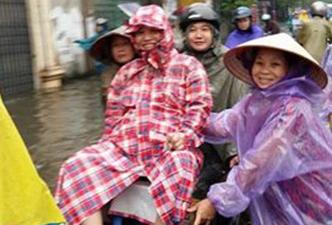 San phu duoc gia dinh day tren xe loi nuoc den benh vien hinh anh