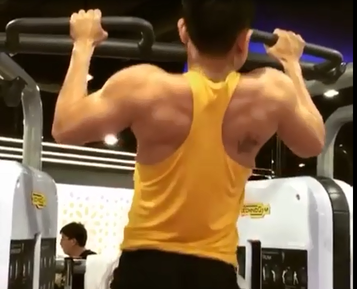 Ngoc Huy trong phong tap gym hinh anh