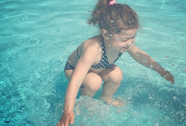 Dan mang tranh cai ve buc anh co be o tren hay duoi nuoc? hinh anh