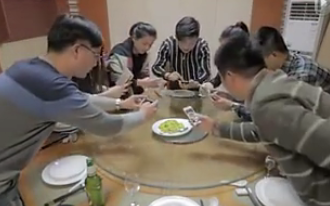 'Nghi le' an uong cua gioi tre thoi smart-phone hinh anh