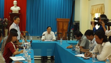 Hoc sinh danh co giao bi duoi hoc 1 tuan hinh anh