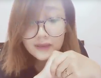 Co gai the hien cac ca khuc Han Quoc hinh anh