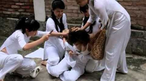 Nu sinh ca tinh va nu sinh ‘ca uon’ hinh anh
