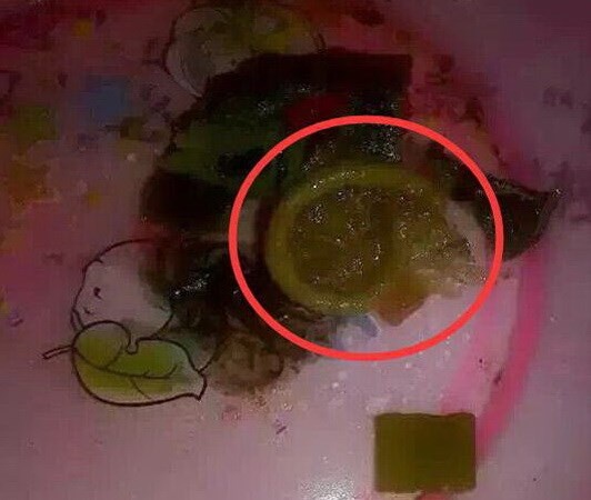 Phat hien bao cao su trong suat com cua hoc sinh hinh anh