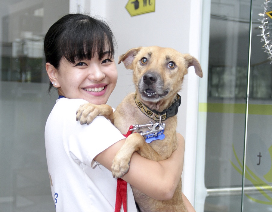 Nhom Gia dinh cua be giao luu voi cac ban tre yeu dong vat hinh anh