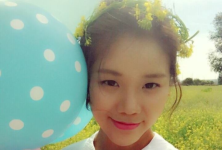 Nu du hoc sinh cover hit 'Chu cuoi' bang 6 thu tieng hinh anh