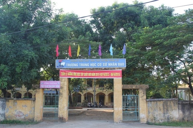 Nha giao soc vu ep hoc sinh suc mieng bang nuoc xa phong hinh anh