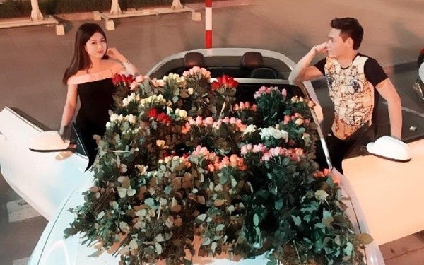9X duoc ban trai lai Audi tang 999 doa hoa hong ngay 20/10 hinh anh