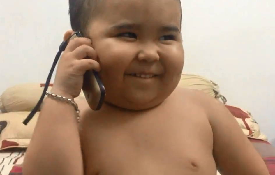 Hien tuong mang 4 tuoi tro chuyen voi fan qua di dong hinh anh