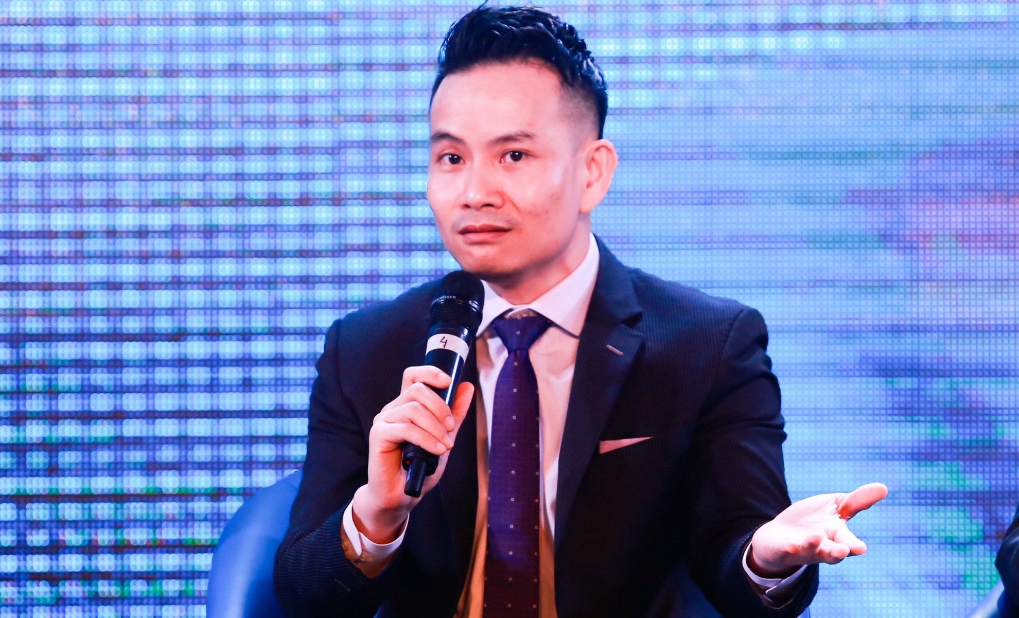 CEO Robert Tran tung giao banh pizza de trang trai viec hoc hinh anh