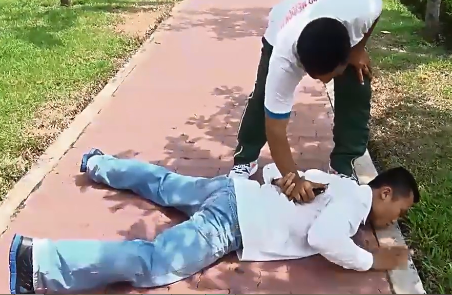 Dan mang chia se clip ung pho khi bi giat dien thoai hinh anh